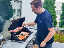 Benny grillt für die Kolleg*innen